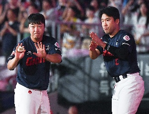 전준우-정훈, 쿨하게 KIA 승리 축하