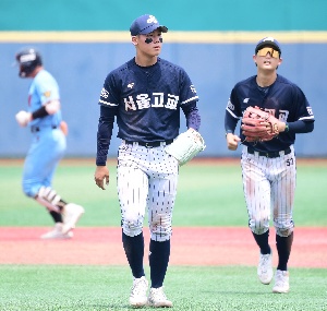 서울고 김지우, 승리 지킨 세이브 달성