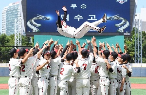 덕수고 우승, 헹가래 받는 정윤진 감독