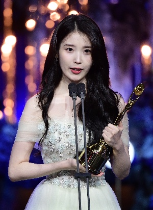 아이유, 이 세상 모든 애순이들에게 영광을 받칩니다