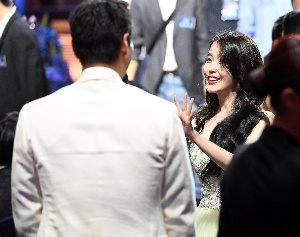 아이유, 반가움에 미소 지으며