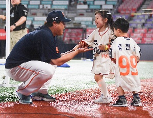 승리투수 류현진, 자녀들과 함께 기쁨 만끽