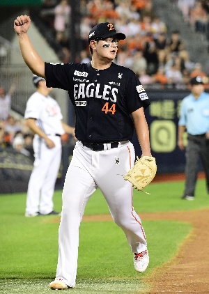 김서현, 승리 지키고 주먹 불끈