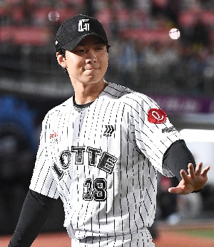 미소짓는 홍민기