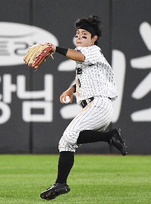 황성빈, 혼신의 수비