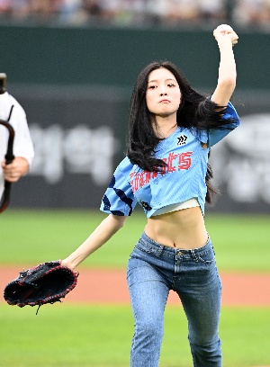 아린, 매끈한 복근 뽐내며 시구