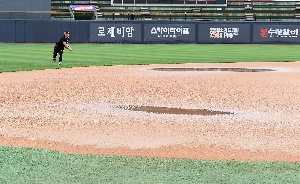 LG 선수들 훈련하는데...그라운드 사정으로 경기 취소