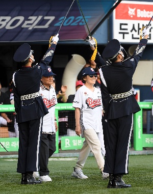 광복 80주년 두산이 준비한 특별한 시구시타