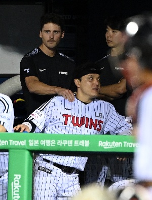 톨허스트, 박동원 어깨 마사지는 서비스