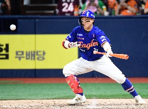 손아섭, 진루시키는 번트 성공