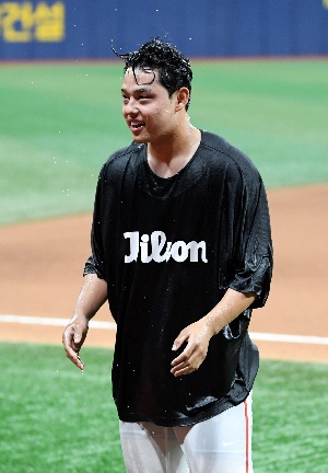 데뷔 첫 10승 문동주, 시원합니다