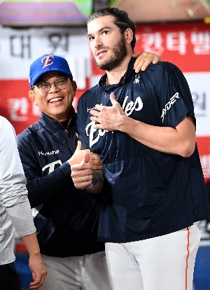양상문 코치, 폰세 활약에 미소가 절로