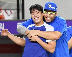 원태인 10승 축하하는 후라도