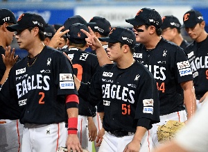 김서현, 윤규진 코치와 독수리 발톱 세리머니