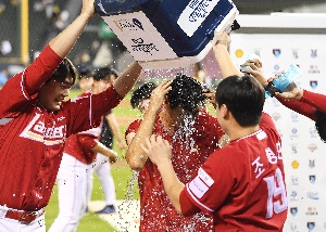 2000K 대기록 달성한 김광현, 시원한 물세례