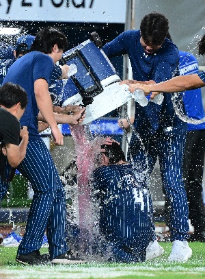 강민호, 350홈런 축하 물세례!