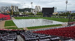 KIA-삼성, 대형 방수포 깔린 광주 챔필