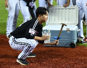 유영찬, 손주영 물세례에 망치는 왜?
