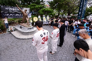 최동원 추모하는 롯데 선수들과 부산 야구팬들