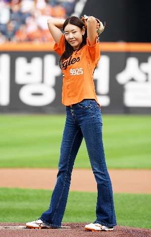 한혜진, 마운드 위에 올라 시구