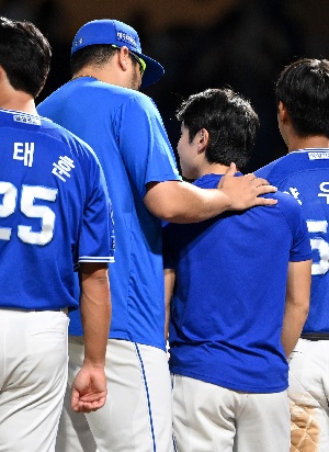 김지찬 다독이는 후라도, 아까는 미안했어