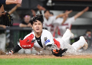 김선빈 홈쇄도, 경기 역전시키는 KIA
