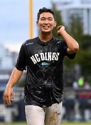 신영우, 데뷔 첫 승 신고식 짜릿하네