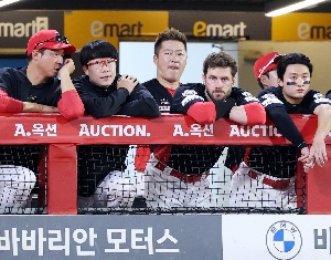 영봉패 지켜보는 KIA 선수들