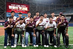 2026 키움 신인들, 고척돔 그라운드에서 포즈