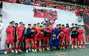 A매치 최다 출전 손흥민, 팬-동료들과 함께 기념촬영