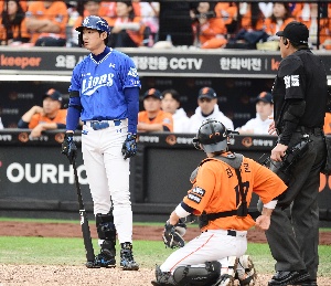 한화 폰세의 투구에 불만 나타내는 구자욱