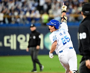 솔로포 김태훈, 더그아웃 보며 환호
