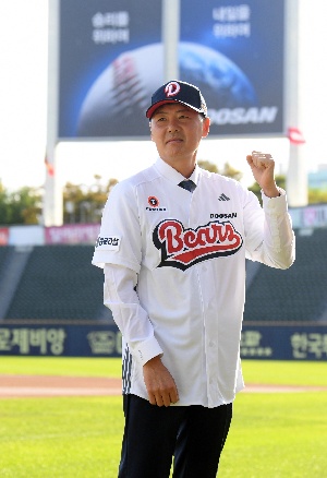 김원형 감독, 두산 베어스 유니폼 입고 기념촬영