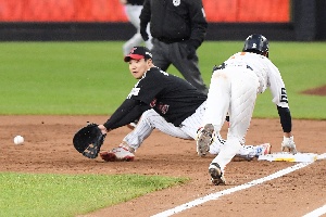 심우준, 1루 슬라이딩 했지만 아웃