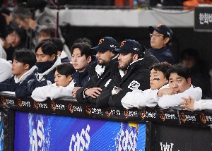 마지막 공격 지켜보는 한화