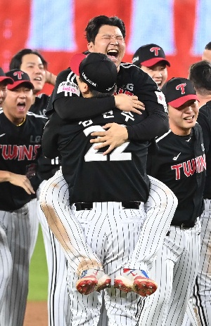 김현수 품에 안긴 문보경, 행복해!