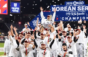 통합 우승 이끈 염경엽 감독 헹가래