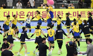 승리 세리머니 펼치는 현대건설, 1위 점프