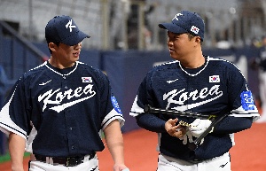 노시환-한동희, 국가대표에서 만난 경남고 4번 타자