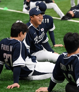 한동희, 미소 만발