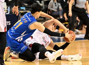 이관희-변준형, 공 이리 줘!