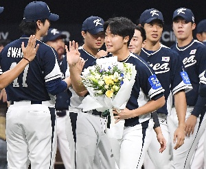 MVP 축하받는 정우주