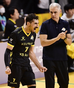 야쿱, 득점 후 주먹 불끈