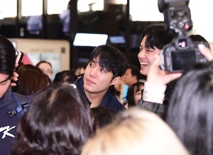 팬 요청에 기념사진 찍고 있는 원태인-문동주