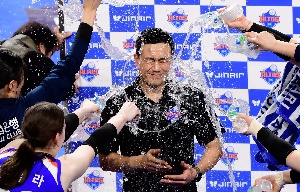 여오현 감독대행, 짜릿한 데뷔전 승리 물세례