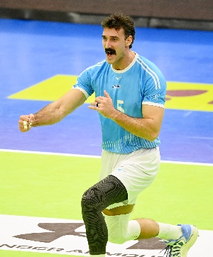 서브 득점에 환호하는 러셀