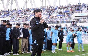 팬들 앞에서 눈물 보인 대구FC 김병수 감독
