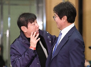 신태용 전 감독, 황선홍 감독과 반갑게 대화