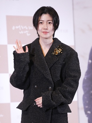 여행과 나날 시사회, 각본과 주연 맡은 심은경