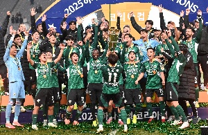 우승컵 들어올리는 이승우